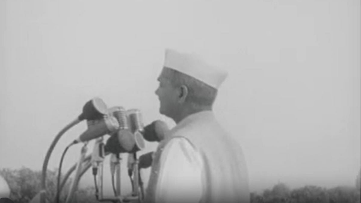 Second PM of independent India, Lal Bahadur Shastri, addressing the nation from Red Fort after flag hoisting in 1965